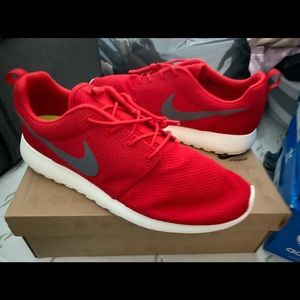 Mens Nike Roshe Run—size 13